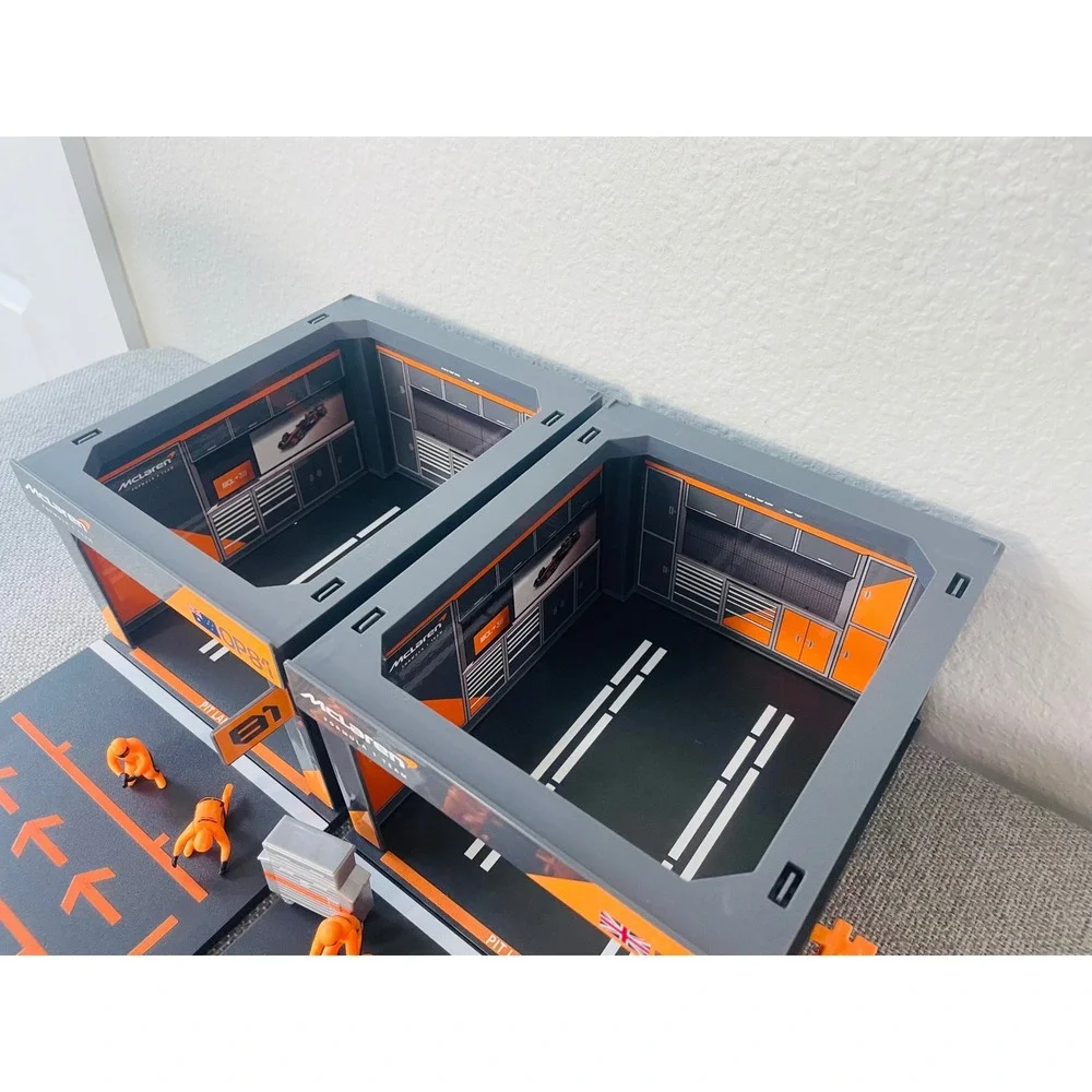 McLaren F1 Team Pit Garage Diorama Lando Norris LN4 Oscar Piastri OP81 Set